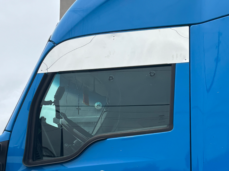 Stainless 8" Chopped Window Trim For Kenworth T680/T880 Trucks